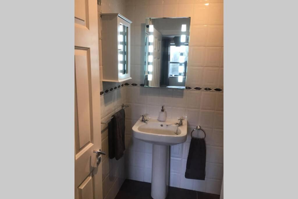 Waterfront Apartment Completely Refurbished ウェストポート エクステリア 写真
